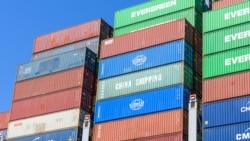 资料照片：满载集装箱的船只在加利福尼亚州洛杉矶港等待卸货。 (2021年8月30日)