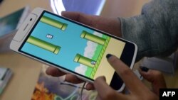 Một nhân viên chơi Flappy Bird tại một cửa hàng điện thoại ở Hà Nội.