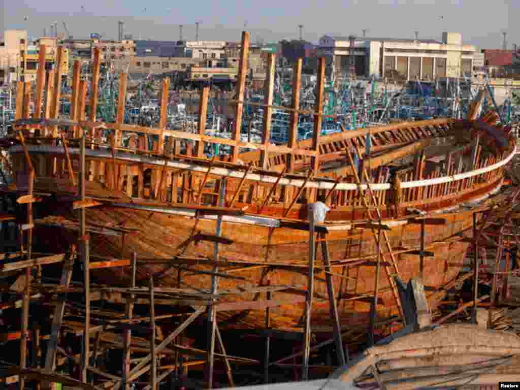 کراچی کے فش ہاربر پر زیر تعمیر کشتی کی کی ایک شکل