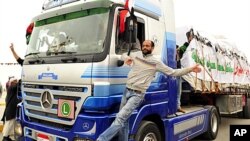 A man stands on a truck loaded with humanitarian aid from abroad in Benghazi, March 15, 2011 (file photo)