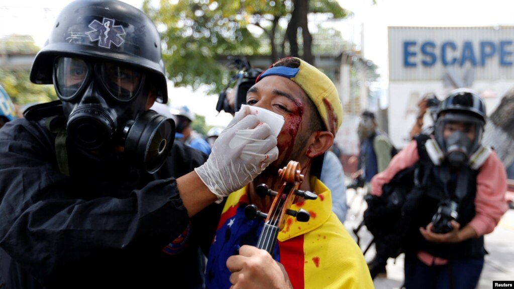 Một người biểu tình bị thương trong cuộc tuần hành ở Caracas chống tổng thống Venezuela, 22/7/2017.