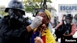 Một người biểu tình bị thương trong cuộc tuần hành ở Caracas chống tổng thống Venezuela, 22/7/2017.