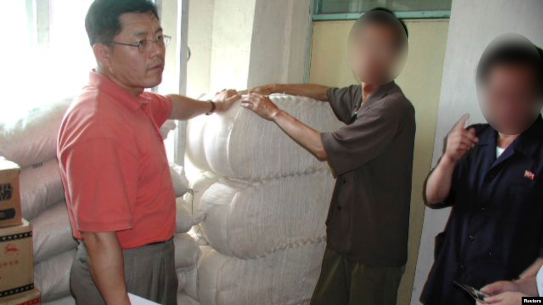 Pendeta Kanada, Hyeon Soo Lim (kiri) saat melakukan misi kemanusiaan di Korea Utara (foto: dok).