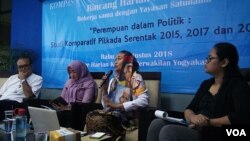 Forum diskusi tentang perempuan dan politik di Yogyakarta, Rabu (15/8). Dari kiri: Bambang Sumantri (moderator), Rany Widayati (Ketua Kaukus Perempuan DPRD DIY), Dewi Chandraningrum (mantan Pimred Jurnal Perempuan), dan Kristin Viri (Yayasan Satunama). (Foto:VOA/Munarsih Sahana).