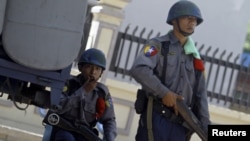 Cảnh sát đã ra tay giải tán người biểu tình ở ba trại tại các mỏ đồng Letpadaung, gần Mandalay