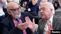 힉스 입자를 발견한 영국의 피터 힉스(오른쪽)와 벨기에의 프랑수아 앙글레르 박사가 올해 노벨 물리학상을 수상했단. 사진은 지난해 7월 힉스 입자 관련 세미나에 참석한 두 수상자.