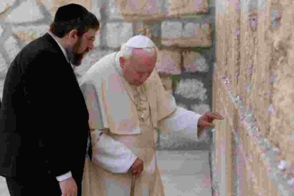 El Papa Juan Pablo II frente al Muro de las Lamentaciones, junto al rabino Michael Melchior, en su visita a Tierra Santa (2000).