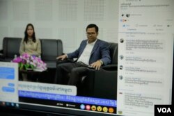 អ្នក​ប្រើប្រាស់​ហ្វេសប៊ុក​ចូល​រួម​បញ្ចេញ​មតិ​ក្នុង​អំឡុង​ពេល​ការ​ផ្សាយ​ផ្ទាល់​នៃ​កម្មវិធី​«តុមូល​វីអូឌី»​អំពី​វិធានការ​ប្រឆាំង​នឹង​អំពើ​ពុករលួយ ដោយ​មាន​អ្នក​សម្របសម្រួល លឹម ធីតា (ឆ្វេង) កំពុង​អង្គុយ​ក្បែរ​វាគ្មិន​មួយ​រួប​គឺ​លោក ជិន ម៉ាលីន អ្នក​នាំ​ពាក្យ​ក្រសួង​យុត្តិធម៌ នៅ​បន្ទប់ផ្សាយ​វីអូឌី​ក្នុង​រាជធានី​ភ្នំពេញ​កាល​ពី​ថ្ងៃ​ទី​១១ ខែ​កញ្ញា ឆ្នាំ​២០១៩។ (ទុំ ម្លិះ/VOA)
