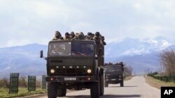 4일 아제르바이잔의 아르마니아계 무장대원들이 군용 트럭에 타고 나고르노-카라바흐 전선으로 이동하고 있다.