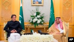 گزشتہ ماہ اپنے دورۂ سعودی عرب کے دوران عمران خان نے سعودی بادشاہ اور ولی عہد سے ملاقاتیں کی تھیں۔ (فائل فوٹو)