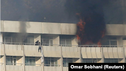 Un hombre intenta escapar del hotel Intercontinental de Kabul durante un ataque de hombres armados, en Kabul, el 21 de enero de 2018. REUTERS / Omar Sobhani