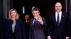 La primera dama de Ucrania, Olena Zelenska, el presidente francés Emmanuel Macron y el primer ministro ucraniano Denys Shmyhal llegan a la conferencia internacional "De pie con el pueblo ucraniano" en París, Francia, el 13 de diciembre de 2022. REUTERS/Gonzalo Fuentes