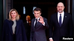 La primera dama de Ucrania, Olena Zelenska, el presidente francés Emmanuel Macron y el primer ministro ucraniano Denys Shmyhal llegan a la conferencia internacional "De pie con el pueblo ucraniano" en París, Francia, el 13 de diciembre de 2022. REUTERS/Gonzalo Fuentes