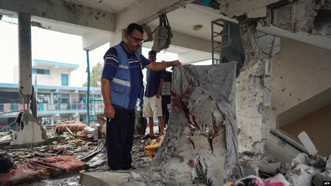 Član Misije Ujedinjenih nacija provjerava školu UN-a u kojoj su smješteni raseljeni ljudi koja je pogođena tokom izraelskog bombardiranja u Nuseiratu, u središnjem pojasu Gaze, 6. juna 2024.