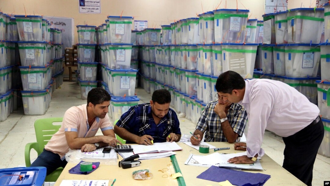 Petugas pemilihan parlemen Irak menghitung suara di Baghdad, Irak, Rabu, 14 Mei 2014.