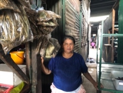 María Luisa Amador está vendiendo muchas más plantas medicinales en Managua que de costumbre.