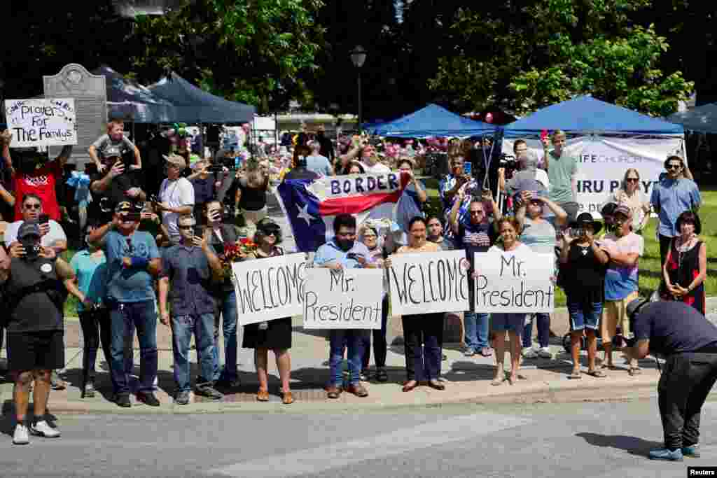 Los residentes de Uvalde, Texas, reciben al presidente Joe Biden y la primera dama Jill Biden el 29 de mayo de 2022. Foto Reuters.