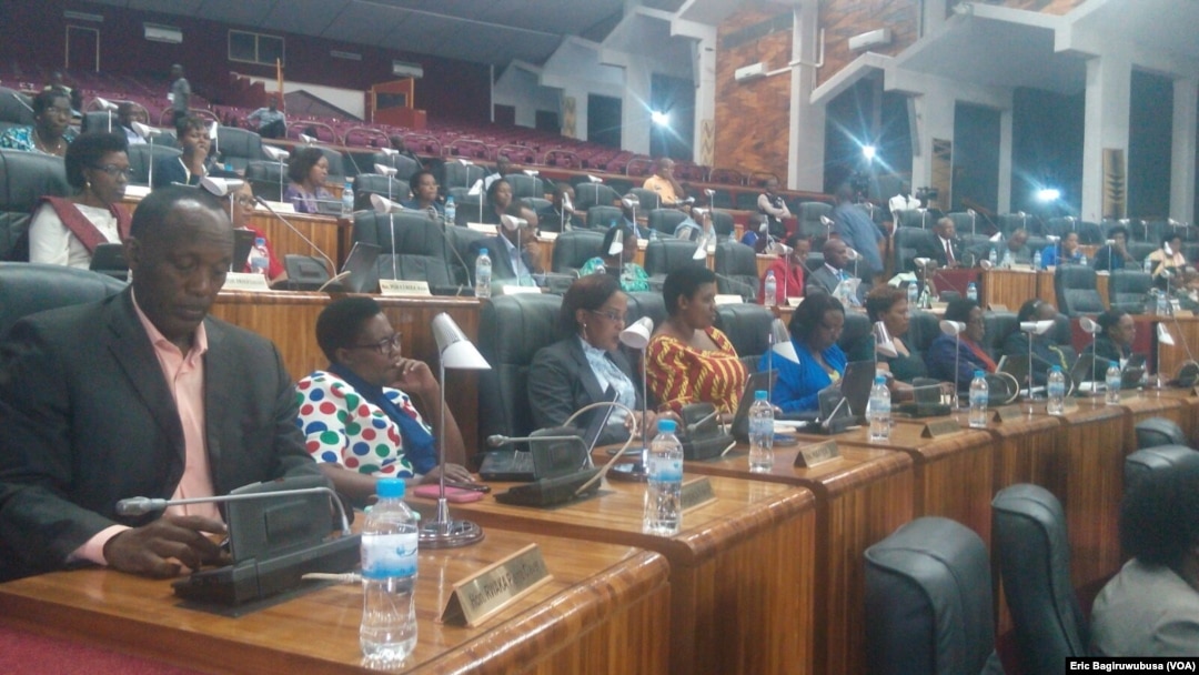 Suasana sidang parlemen Rwanda (Foto: dok). Senat Rwanda dengan suara bulat menyetujui amandemen UUD hari Selasa (17/11) untuk mengizinkan Presiden Paul Kagame mencalonkan diri untuk masa jabatan ketiga.