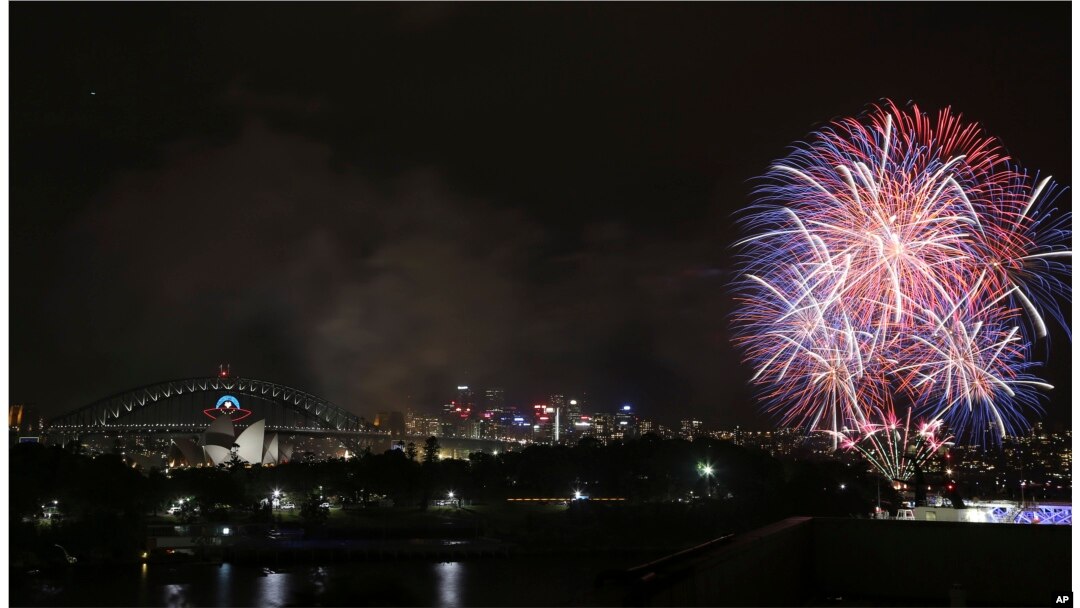 Kembang api raksasa terlihat mewarnai wilayah sekitar Harbor Bridge dan Gedung Opera di Sydney, Australia menyambut datangnya Tahun Baru 2014 (31/12).