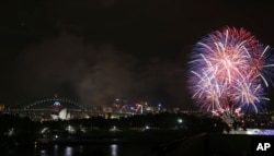 Kembang api raksasa terlihat mewarnai wilayah sekitar Harbor Bridge dan Gedung Opera di Sydney, Australia menyambut datangnya Tahun Baru 2014 (31/12).