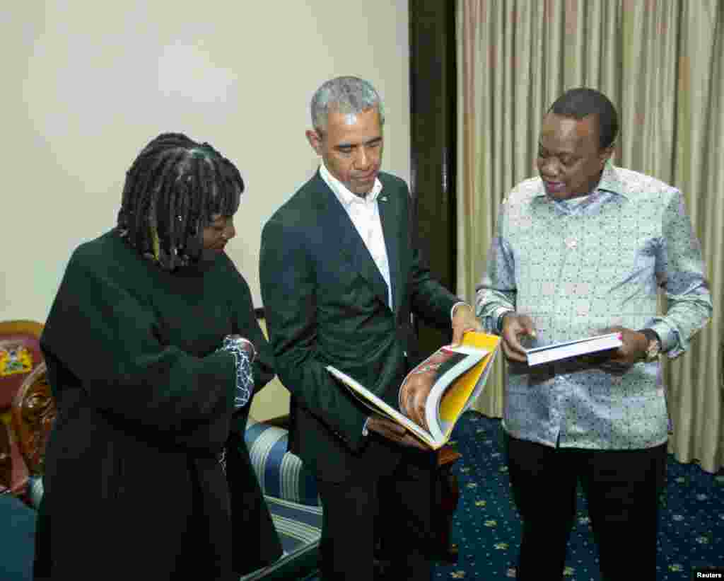 &laquo;آهورو کنیاتا&raquo; رئیس جمهوری کنیا در کنار باراک اوباما چهل و چهارمین رئیس جمهوری آمریکا. آقای اوباما را در این دیدار &laquo;آئوما اوباما&raquo; خواهر ناتنی&zwnj;اش همراهی می&zwnj;کرد.