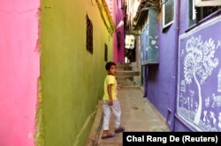 A slum in Asalpha, in Mumbai's eastern suburbs, got a colorful makeover through a charity initiative aimed at brightening slums, home to more than half the city's population.