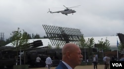 俄罗斯总统普京乘直升机抵达展览场地参加开幕式 (美国之音白桦)