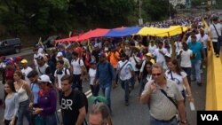 La oposición venezolana también marchó para pedir por la liberación de los presos políticos. Foto: Álvaro Algarra/VOA.