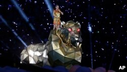 Penyanyi Katy Perry tampil dalam paruh waktu pertandingan final sepakbola NFL Super Bowl XLIX (1/2) di Glendale, Arizona. (AP/Michael Conroy)