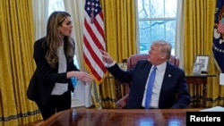 Hope Hicks i Donald Trump za vrijeme intervjua za Reuters, 17. januar 2018.