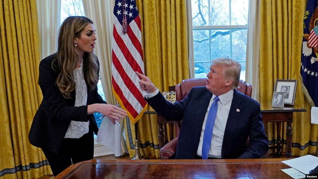Presiden Donald Trump berbincang dengan Direktur Komunikasi Gedung Putih Hope Hicks, di Gedung Putih, Washington, 17 Januari 2018. 