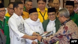 Presiden Joko Widodo dan Cawapres KH Maruf Amin, saat menyerahkan dokumen pendaftaran Capres-Cawapres ke KPU di Jakarta, 10 Agustus 2018.