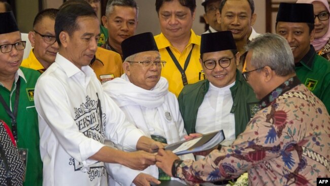 Presiden Joko Widodo dan Cawapres KH Maruf Amin, saat menyerahkan dokumen pendaftaran Capres-Cawapres ke KPU di Jakarta, 10 Agustus 2018.