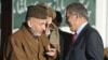 Američki pregovarač Zalmaj Kalilzad sa bivšim predsednikom Avganistana Hamidom Karzaijem. REUTERS/Kimimasa Mayama KM/FA