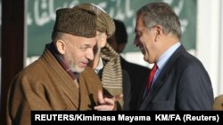 Hamid Karzai, avganistanski predsednik (L) i Zalmaj Kalizad (D) mirovni izaslanik SAD za Avganistan, arhivska fotografija (Foto: REUTERS/Kimimasa Mayama)