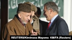 Američki pregovarač Zalmaj Kalilzad sa bivšim predsednikom Avganistana Hamidom Karzaijem. REUTERS/Kimimasa Mayama KM/FA