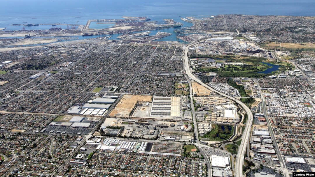 The Los Angeles County Sanitation Districts' Joint Water Pollution Control Plant (center) in Carson, CA, with the Ports of L.A. and Long Beach in the background. The Metropolitan Water District would build a new purification plant on the site. 