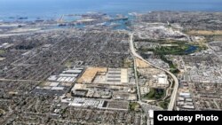 The Los Angeles County Sanitation Districts' Joint Water Pollution Control Plant (center) in Carson, CA, with the Ports of L.A. and Long Beach in the background. The Metropolitan Water District would build a new purification plant on the site. 