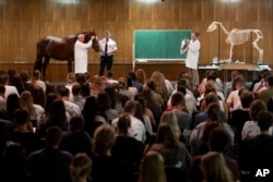 ดร.ปีเตอร์ โซตอนยี อธิการบดีของมหาวิทยาลัยสัตวแพทย์กรุงบูดาเปสต์ (University of Veterinary Medicine in Budapest) ในฮังการี นำม้าสองตัวมาประกอบการสอนวิชากายวิภาคสัตว์