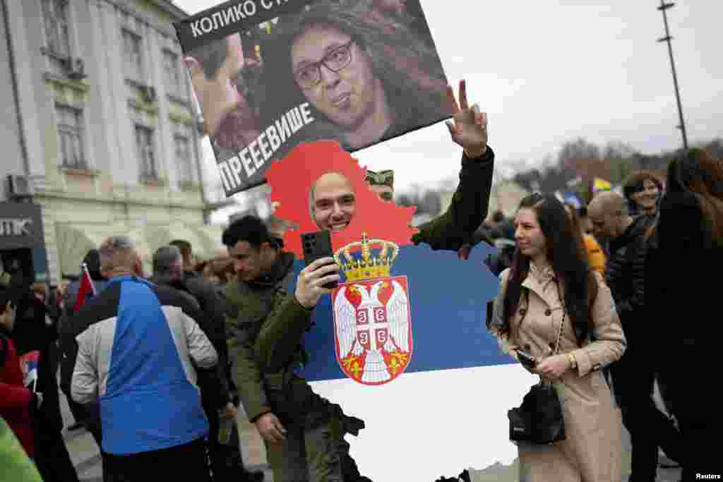 Društvene mreže pune su fotografija i videa sa protesta (&nbsp;REUTERS/Djordje Kojadinovic)