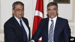 Turkish President Abdullah Gul, right, shakes hands with Amr Moussa, secretary general of the Arab League, during their meeting in Cairo, Egypt, March 3, 2011