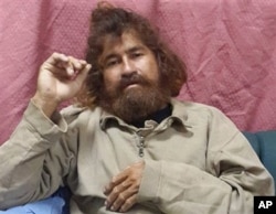 Foto yang dirilis tanggal 3 Februari 2014 oleh petugas pulau Marshall ini menunjukkan gambar Jose Salvador Alvarenga saat berada di Majuro, pulau Marshall (Foto: dok).