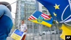 El manifestante pro Ucrania Thomas Cooney sostiene una bandera frente a la cumbre de la OTAN en Washington, el miércoles 10 de julio de 2024.