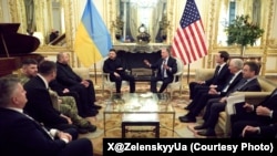 乌克兰总统泽连斯基在X平台发布的照片显示他与美国特使威特科夫等美乌官员在巴黎会晤。(2026年1月6日)