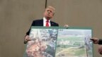 Tổng thống Donald Trump cầm tấm hình một khu vực biên giới trong chuyến thị sát các kiểu mẫu cho tường biên giới tháng 3/2018. 