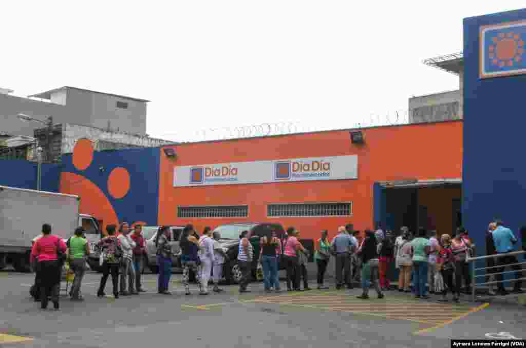 En algunos establecimientos de Caracas los consumidores conocen cuándo llegarán camiones con mercancía y se organizan para hacer las filas ese día.