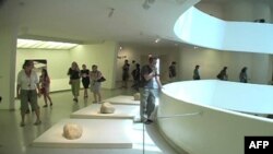 Prva retrospektiva Li Ufana u SAD postavljena je u rotundi Gugenhajm muzeja.