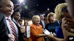 Ứng cử viên tổng thống đảng Dân chủ Hillary Clinton tại một cuộc mít tinh ở Kissimmee, Florida, 8/8/2016.
