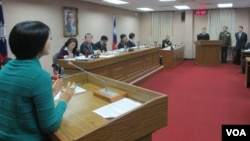 台湾立法院外交及国防委员会就潜舰问题进行质询（美国之音张永泰拍摄）