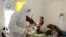 Le Dr Mohamed Salah Siala joue du violon pour les patients des services COVID de l'hôpital Hedi Chaker à Sfax, dans l'est de la Tunisie, le samedi 20 février 2021. 